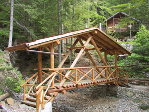 Sentiero 403: ponte di legno coperto