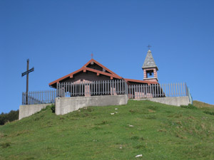 La chiesetta dietro al rifugio