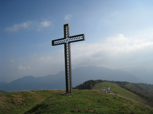La croce a monte del rifugio
