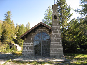 La cappella dietro al rifugio