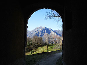 Il Monte Rai visto da un portico