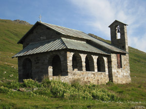 La chiesetta accanto al Rifugio Berni