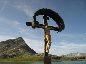 La croce accanto al Lago Bianco