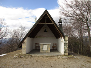 La cappella di fronte al bivacco