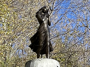 Statua bronzea raffigurante una giovane donna