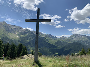 La Croce Campera e il panorana sui monti: Par di Scut, Pizzo del Sole, Pizzo Colombe e Pizzo dell'Uomo.