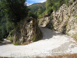 Tornante della strada scavato nella roccia