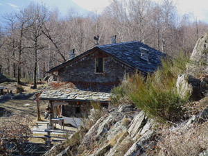 Il rifugio visto dalla cima