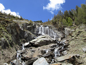 Una delle cascate durante il lungo traverso finale del percorso 224