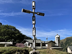 La croce dietro alla chiesa