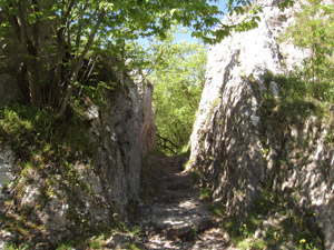 Passaggio tra due rocce "Strecc di Cudegn" (4° itin.)