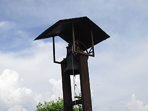 La piccola torre campanaria accanto al bivacco