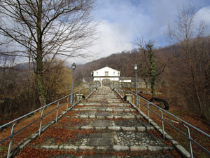 Carenno, la scalinata che sale alla Chiesa dei Morti (7 itin.)
