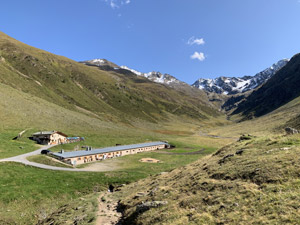 La baita e la stalla dellˈAgriturismo Alpe Mine