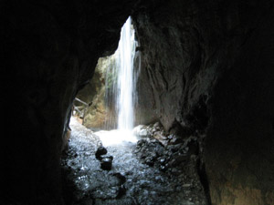 La Cascata Pisot dallintermo del tunnel
