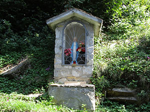 Santella con statua della Madonna di Lourdes