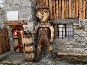 Una delle sculture di legno a Pianturin