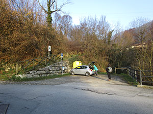 Luzzana, parcheggiamo in Via Costa accanto al ponte sul Torrente Bragazzo