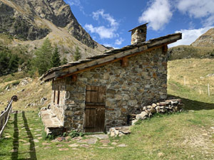 Il Bivacco Schiazzera presso l'Alpe Schiazzera