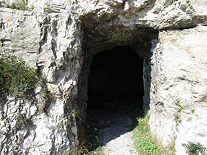 Una delle grotte scavate nella roccia
