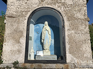 Santella con la statua della Madonna di Lourdes