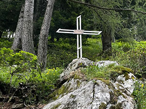 La croce in memoria di 4 partigiani
