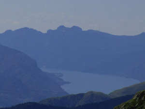 Zoom sul Lago di Como e sui Corni di Canzo