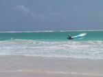 S62 (159517 byte) - Una spiaggia a Tulun e una barca vicino alla riva