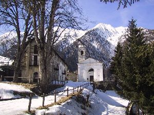 La chiesetta accanto al rifugio