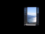 M118 (101582 byte) - Panorama sull'alto lago di Como dall'interno di una baita