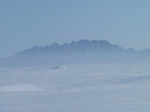 M129 (145695 byte) - El Monte Resegone, fotografiado de la cima del Monte Palanzone, parece flotar sobre la niebla