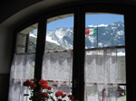 M183 (223875 byte) - L'Adamello (m. 3554) dalla finestra del rifugio Garibaldi (m. 2550)