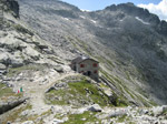 M187 (304220 byte) - Il rifugio Maria e Franco al Passo Dernal (m. 2574)