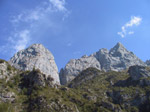 M198 (247365 byte) - Monte Sasso Cavallo (m. 1920) y Monte Sasso dei Carbonari (m. 2157) desde el sendero hacia el refugio Elisa