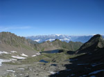 M215 (165037 byte) - Il lago di Piccolo e sullo sfondo il Bernina (m. 4049)