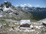 M273 (363802 byte) - Il Rifugio Carate (m. 2636) dalla Bocchetta delle Forbici