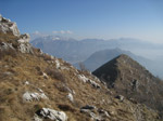 M328 (273009 byte) - Salendo al M. Rai; panorama sul Corno Birone, il M. Barro e il Resegone