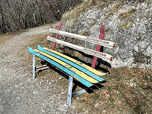 Secondo itinerario - La panchina costruita con gli sci