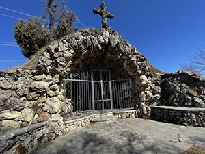 La grotta con la Madonna di Lourdes