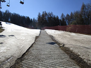 La strada in cemento che attraversa la pista (a marzo)