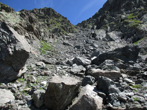 Salendo il canale che conduce al Colletto Gelt (m. 2730)