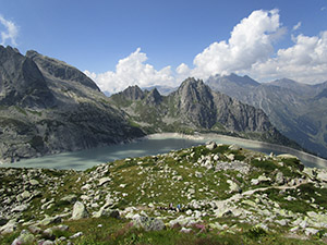 Uno sguardo dietro al lago, salendo alla capanna