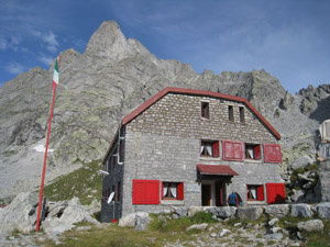 Il Rifugio Bonacossa e la Cima di Zocca