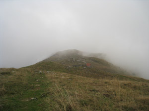 Ampio crinale del Guglielmo tra la nebbia