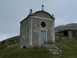 La chiesetta accanto al rifugio
