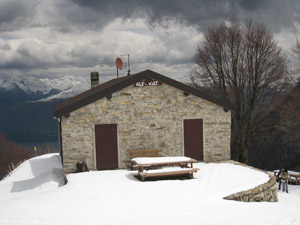 Veduta invernale del rifugio