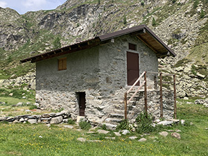 Una baita accanto al Rifugio Alpe Baranca