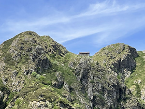 Lass� al centro cominciamo a vedere il Rifugio Alpe Selle