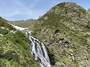 Il nevaio a monte della cascata