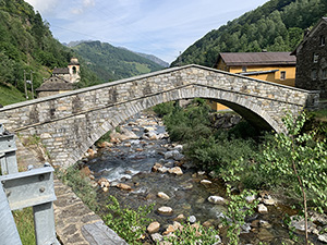 Lasciamo a sinistra il ponte sul torrente